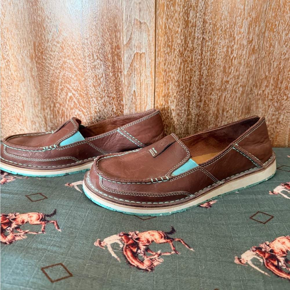 Women’s Ariat Cruiser size 8